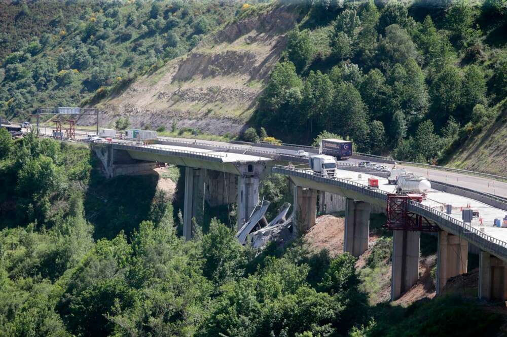 Parte del viaducto de la A-6 derrumbado