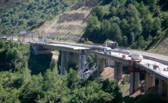 Parte del viaducto de la A-6 derrumbado