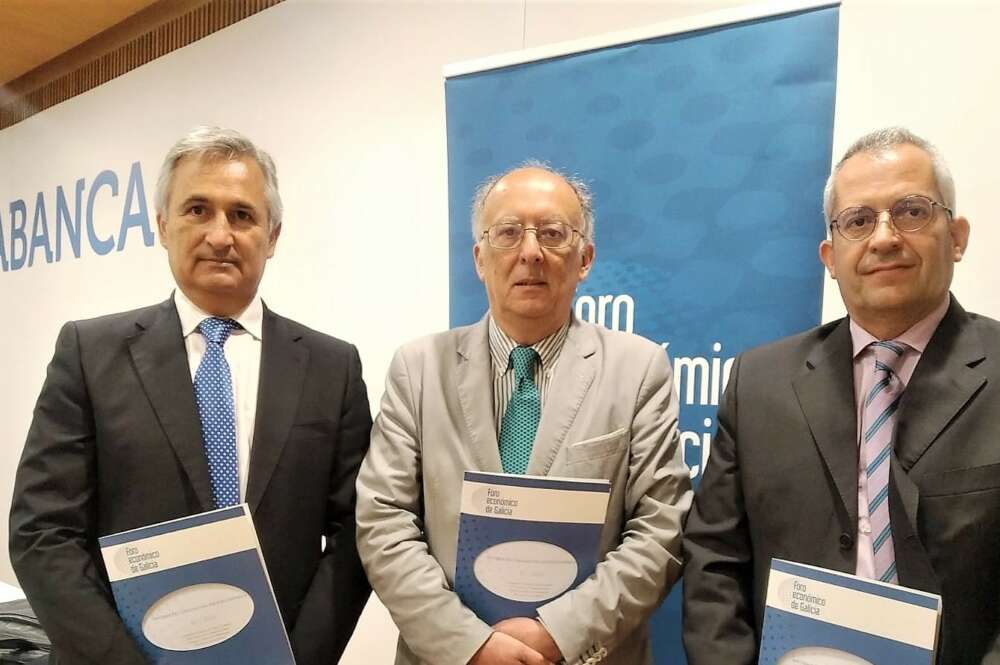 Fernando González Laxe, en el centro, junto a José Francisco Armesto y Patricio Sánchez