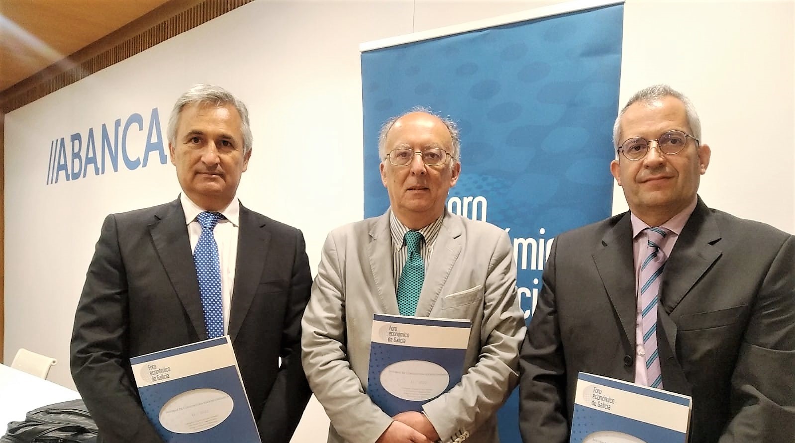 Fernando González Laxe, en el centro, junto a José Francisco Armesto y Patricio Sánchez