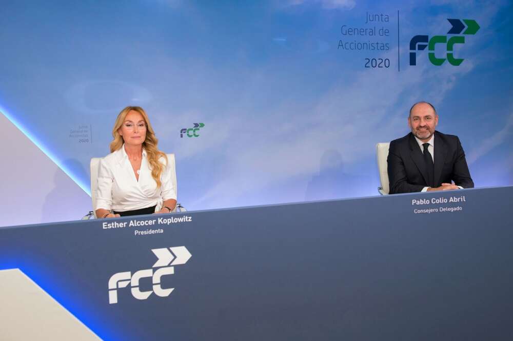 Esther Alcocer y Pablo Colio durante una junta de accionistas de FCC