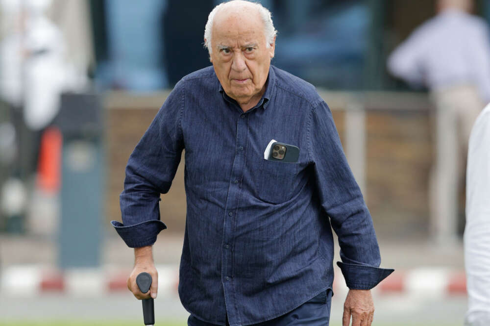 Amancio Ortega, fundador del grupo Inditex, durante la primera jornada del Concurso de Saltos Internacional de A Coruña que se celebra en el Centro Hípico Casas Novas del concello coruñés de Arteixo. EFE/Cabalar