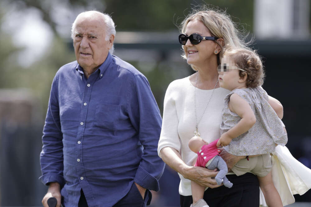 El empresario Amancio Ortega, su mujer, Flora Pérez Marcote, y su nieta Matilda asisten este sábado a la segunda jornada del Concurso de Saltos Internacional de A Coruña, que se celebra en el Centro Hípico Casas Novas del concello coruñés de Arteixo. EFE/ Cabalar