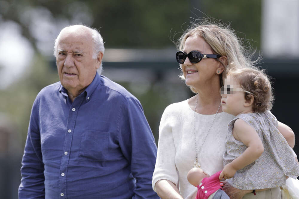 El empresario Amancio Ortega, su mujer, Flora Pérez Marcote, y su nieta Matilda asisten este sábado a la segunda jornada del Concurso de Saltos Internacional de A Coruña, que se celebra en el Centro Hípico Casas Novas del concello coruñés de Arteixo. EFE/ Cabalar