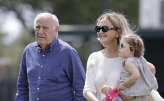 El empresario Amancio Ortega, su mujer, Flora Pérez Marcote, y su nieta Matilda asisten este sábado a la segunda jornada del Concurso de Saltos Internacional de A Coruña, que se celebra en el Centro Hípico Casas Novas del concello coruñés de Arteixo. EFE/ Cabalar