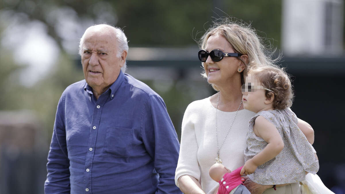 El empresario Amancio Ortega, su mujer, Flora Pérez Marcote, y su nieta Matilda asisten este sábado a la segunda jornada del Concurso de Saltos Internacional de A Coruña, que se celebra en el Centro Hípico Casas Novas del concello coruñés de Arteixo. EFE/ Cabalar
