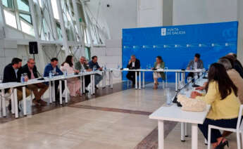 Ethel Vázquez con representantes de 12 ayuntamientos de la comunidad preparando las alegaciones contra el nuevo mapa de autobuses del Gobierno