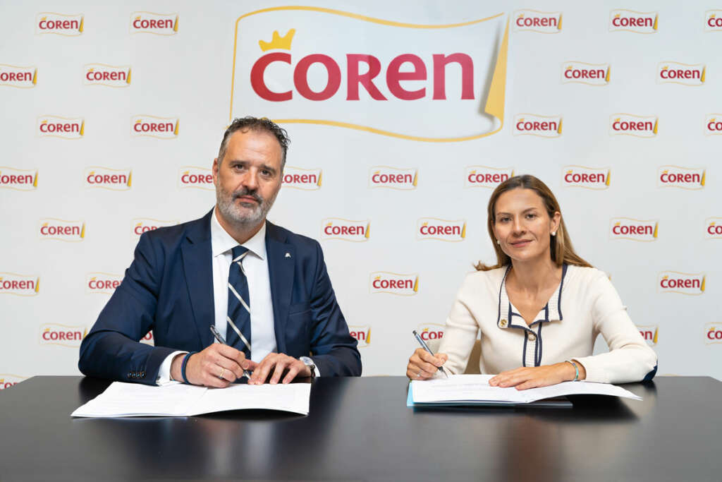 El director territorial de ABANCA en Ourense, Rubén Saavedra, y la vicepresidenta del Grupo Coren, María Gómez-Franqueira, durante la firma