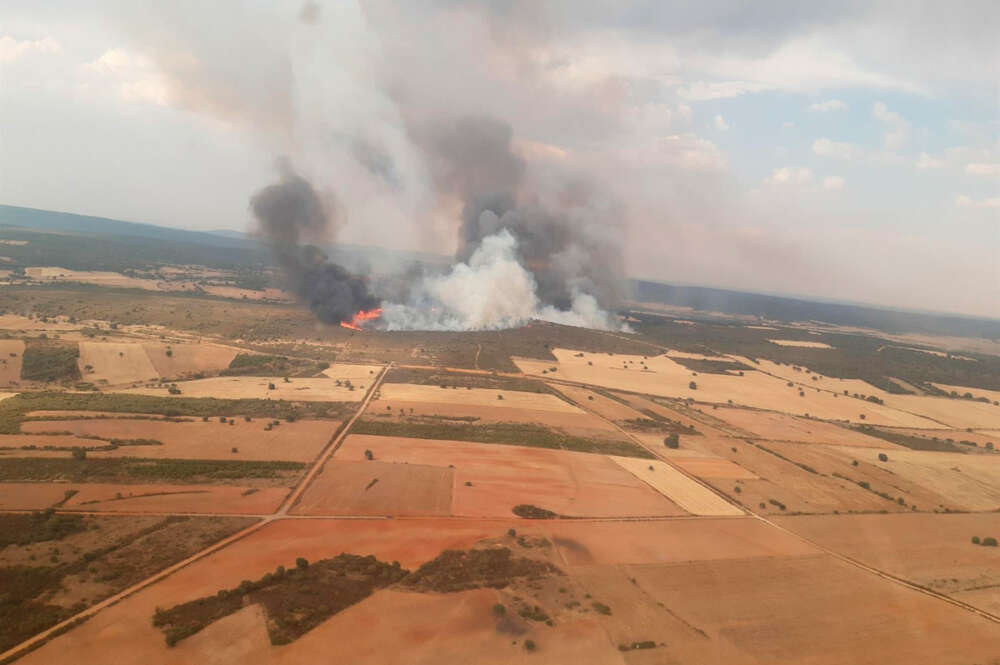 El incendio en la localidad zamorana de Losacia ha obligado a suspender la línea de Alta Velocidad Madrid-Galicia
