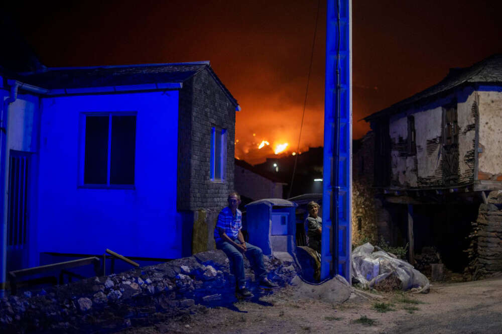 Vecinos del pueblo de Candeda (Carballeda de Valdeorras), preocupados ante el avance de las llamas