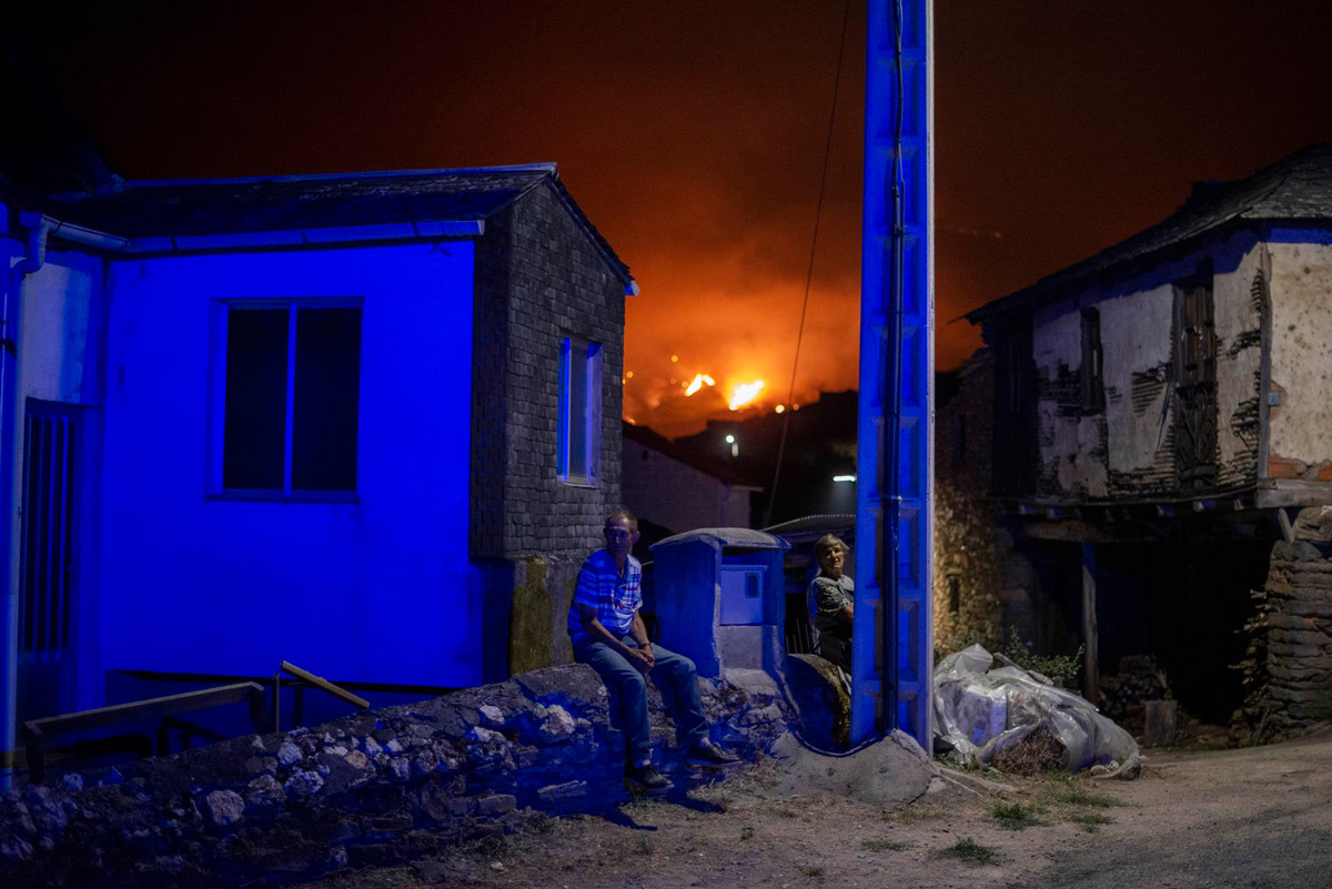 Vecinos del pueblo de Candeda (Carballeda de Valdeorras), preocupados ante el avance de las llamas