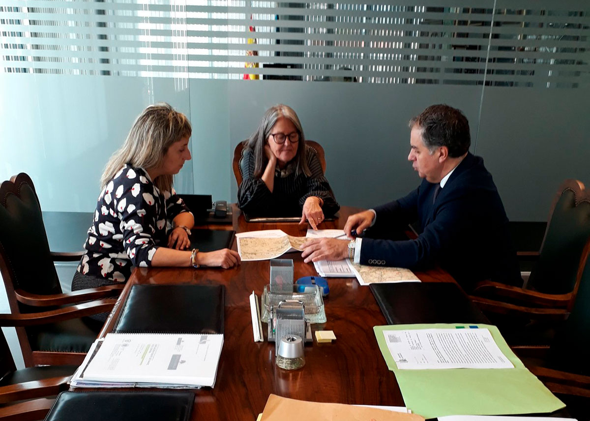 Jefe de la Demarcación de Carreteras de Galicia, Ángel González del Río con Pilar López Rioboo, subdelegada del Gobierno en A Coruña hasta 2021