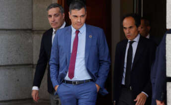 El presidente del Gobierno, Pedro Sánchez (c), y el secretario de Estado de Comunicación, Francesc Vallès (d), durante la segunda jornada del debate sobre el Estado de la Nación este miércoles en el Congreso.