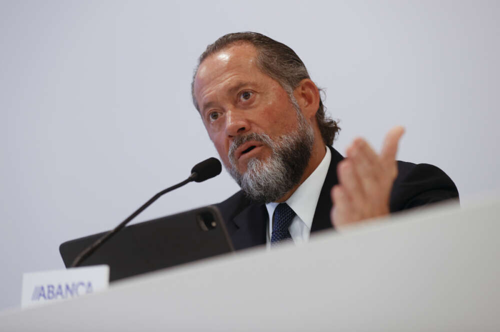 El presidente de ABANCA, Juan Carlos Escotet Rodríguez (c), presenta los resultados del banco en el primer semestre del año, este viernes, en Santiago de Compostela. EFE/ Lavandeira Jr.