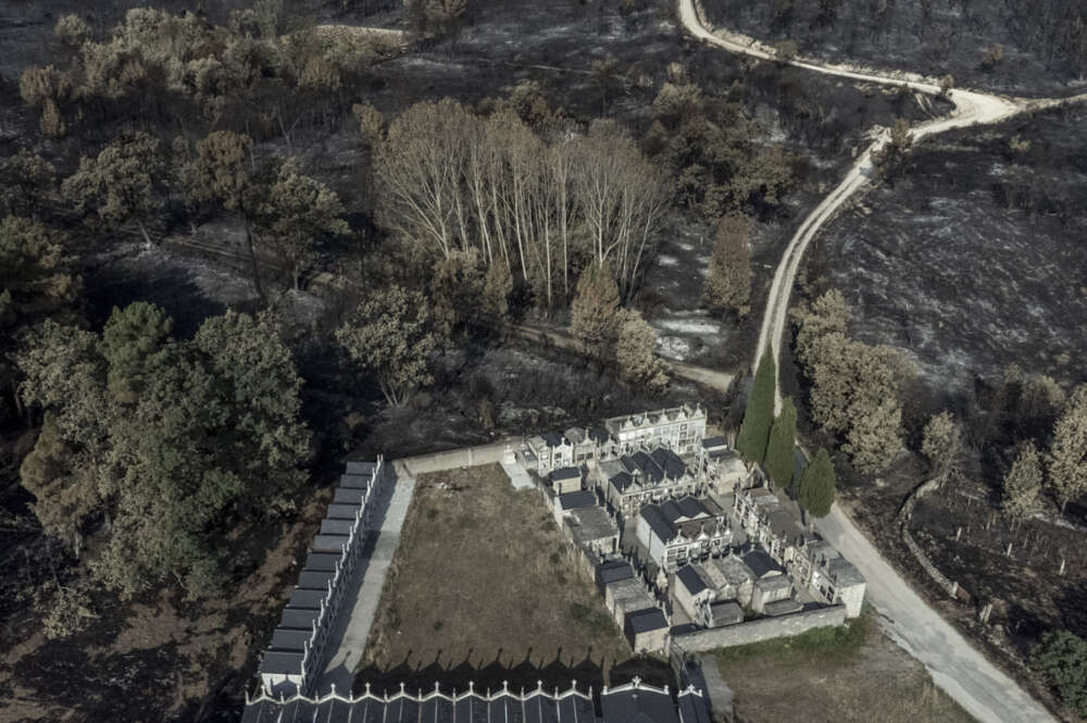 Fotografía tomada con un dron de un cementerio rodeado por la superficie calcinada en el pueblo de San Cibrao (Oímbra), tras el incendio forestal que ha arrasado 2.100 hectáreas. Aunque la situación provocada por los incendios en Galicia ha mejorado en las últimas horas, este viernes continúan los esfuerzos y se mantienen las espadas en alto para evitar que se repitan momentos tan complicados en la lucha contra el fuego como los vividos estos días. EFE/Brais Lorenzo