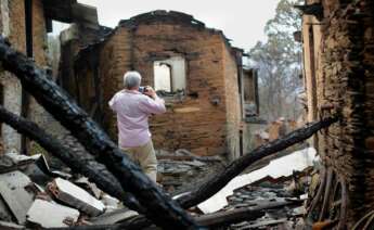 Una persona camina por una de las zonas quemadas por el incendio de Folgoso do Courel