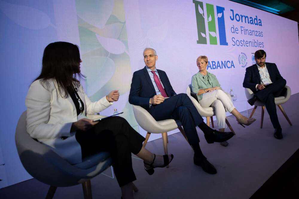 Mesa redonda de la III Jornada de Finanzas Sostenibles, que organiza Abanca en Santiago, con Francisco Conde, Arantxa Tapia y Emilio Bruquetas / Europa Press