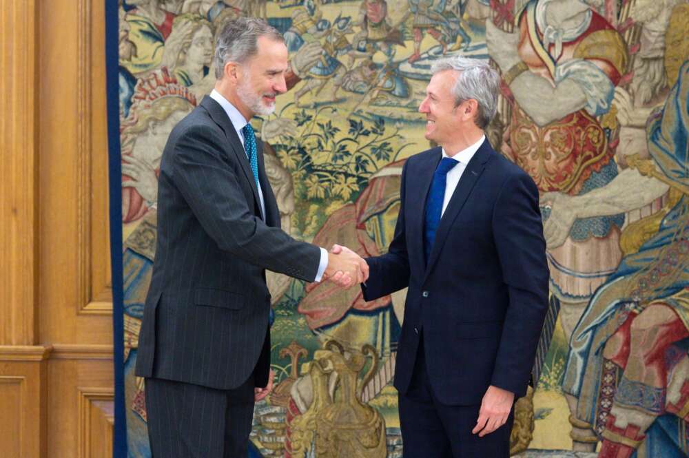 El Rey Felipe VI (i) recibe en audiencia al presidente de la Xunta de Galicia, Alfonso Rueda Valenzuela, en el Palacio de La Zarzuela / Europa Press