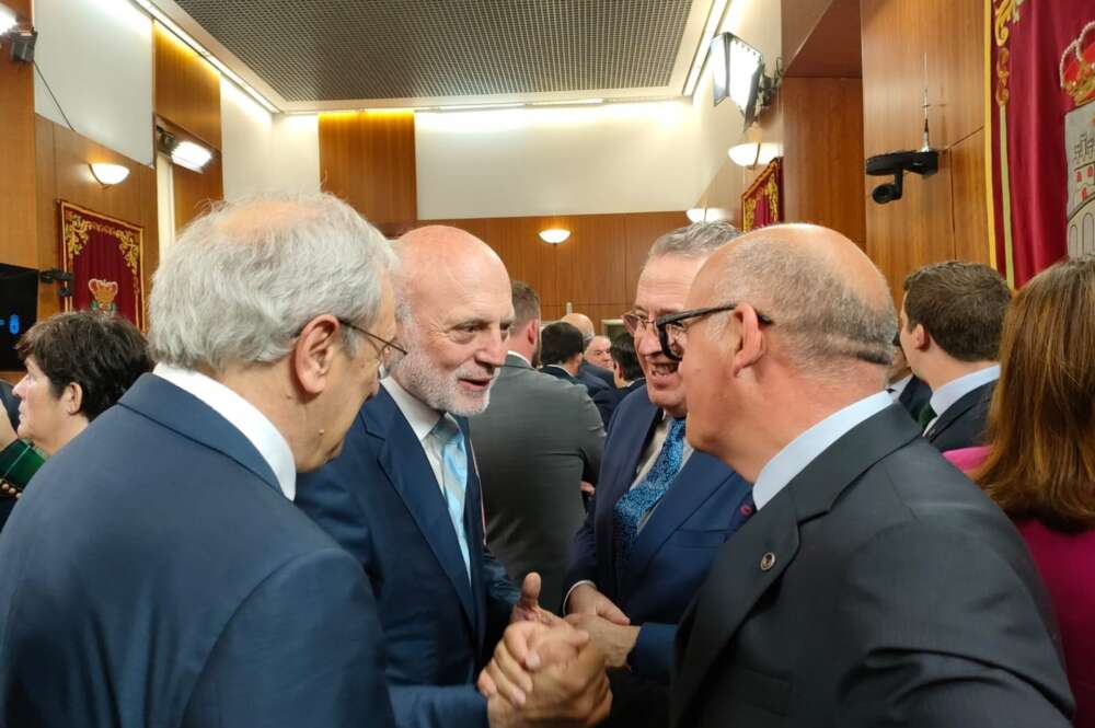 Manuel Cabezas saluda a Manuel Baltar en el Parlamento. - EUROPA PRESS