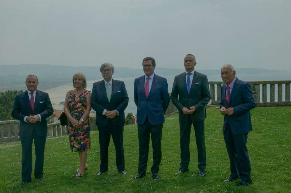 El presidente de la CEOE, Antonio Garamendi, con el presidente de la CEG, Juan Manuel Vieites, y representantes de la patronal gallega - GUSTAVO DE LA PAZ - EUROPA PRESS