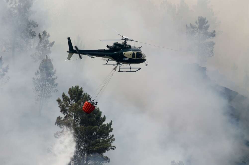 Helicóptero en un incendio en Quiroga (Lugo)