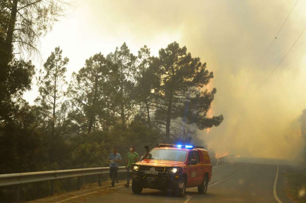 Un coche de bomberos en una de las carreteras que dan al incendio, a 18 de julio de 2022, en O Barco de Valdeorras, Ourense, Galicia (España). La superficie arrasada por los principales incendios registrados en Galicia ya supera las 9.000 hectáreas, según - Rosa Veiga -