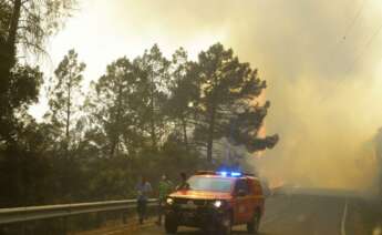 Un coche de bomberos en una de las carreteras que dan al incendio, a 18 de julio de 2022, en O Barco de Valdeorras, Ourense, Galicia (España). La superficie arrasada por los principales incendios registrados en Galicia ya supera las 9.000 hectáreas, según - Rosa Veiga -
