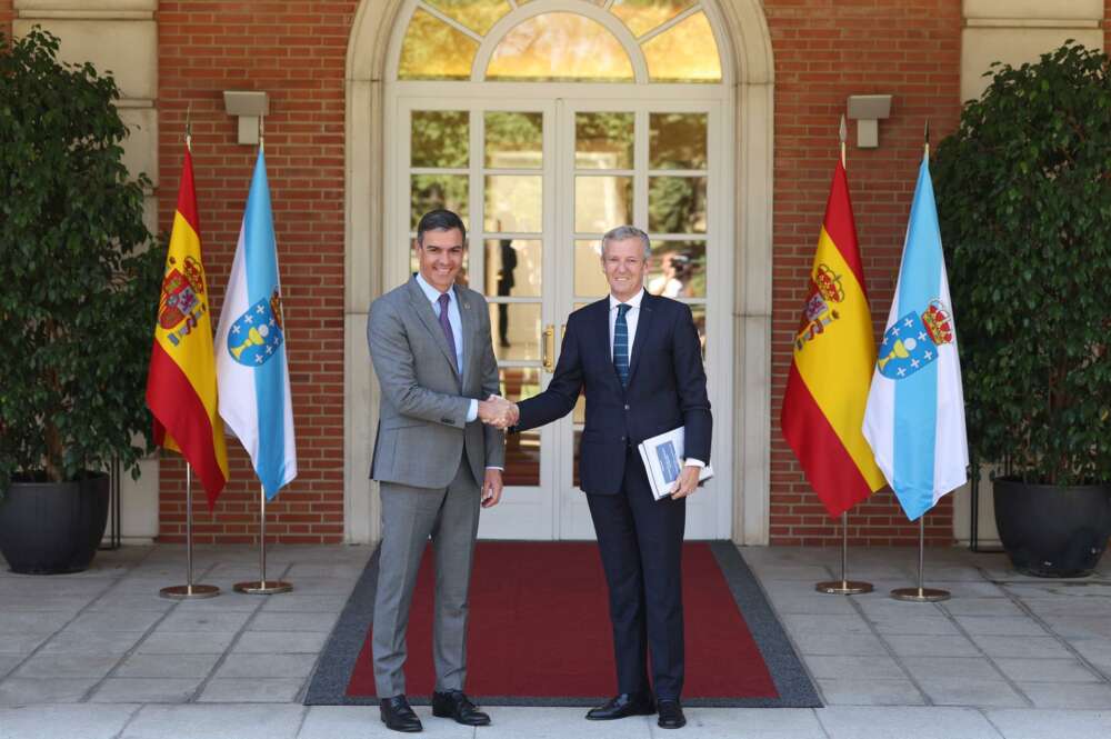 El presidente del Gobierno, Pedro Sánchez (i), recibe al presidente del Gobierno de Galicia, Alfonso Rueda (d), en el Palacio de La Moncloa. - Eduardo Parra