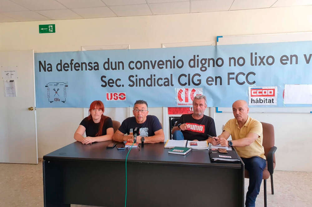 Rueda de prensa del comité de empresa de FCC Medioambiente, concesionaria de recogida de basura, limpieza viaria y reciclaje en el Ayuntamiento de Vigo
