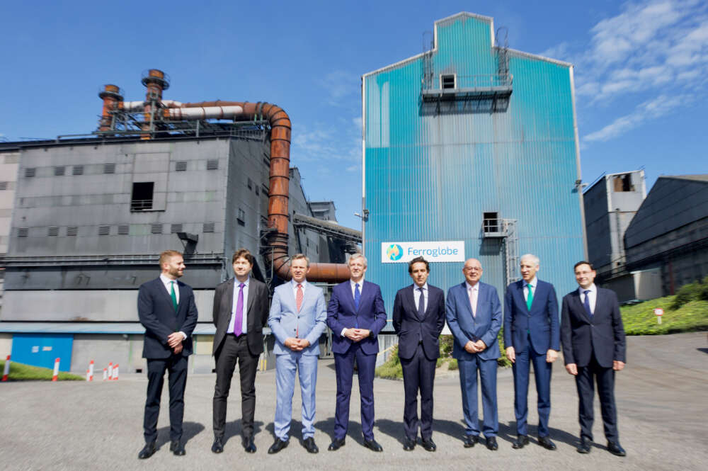 El presidente de la Xunta, Alfonso Rueda, y el vicepresidente primero, Francisco Conde, en la fábrica de Ferroatlántica en Sabón junto a Javier López Madrid, yerno de Villar Mir y primer ejecutivo de Ferroglobe