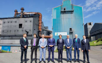 El presidente de la Xunta, Alfonso Rueda, y el vicepresidente primero, Francisco Conde, en la fábrica de Ferroatlántica en Sabón junto a Javier López Madrid, yerno de Villar Mir y primer ejecutivo de Ferroglobe