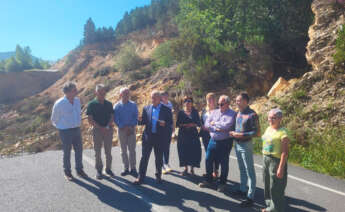 El secretario xeral del PSOE de Lugo, José Tomé, visita la carretera derrumbada en Folgoso do Courel