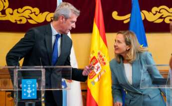 La vicepresidenta primera y ministra de Asuntos Económicos del Gobierno central, Nadia Calviño, comparece ante los medios de comunicación junto con el presidente de la Xunta de Galicia, Alfonso Rueda