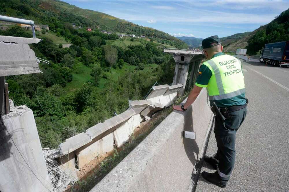 Un agente de la Guardia Civil en la parte del puente derrumbado