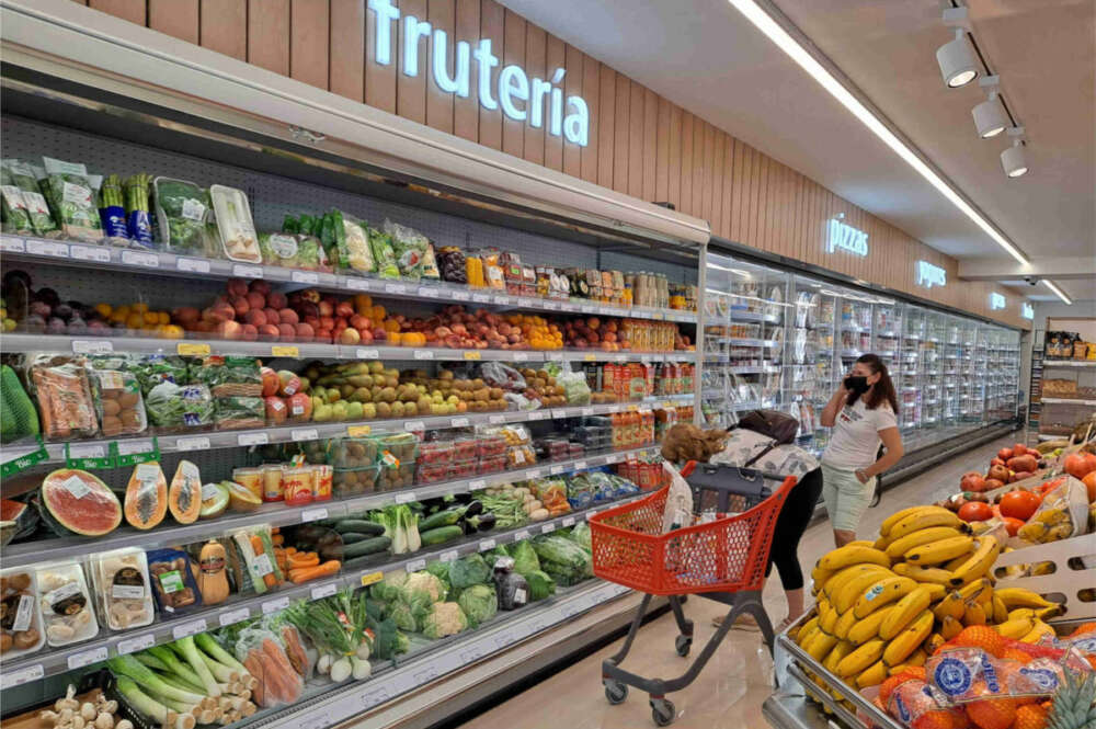 Sección de frutería en un supermercado Froiz