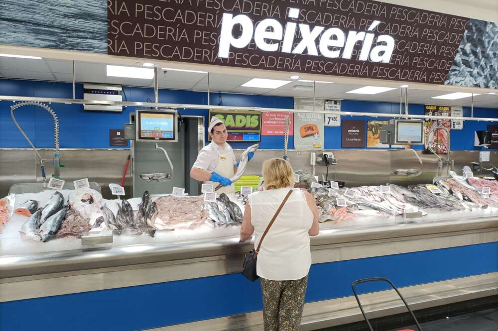 Adrián Vera es uno de los jóvenes que, durante el 2021, realizó sus prácticas de Formación Profesional en la compañía. Hoy en día forma parte de la plantilla del Supermercado Gadis de Cuatro Caminos (A Coruña)