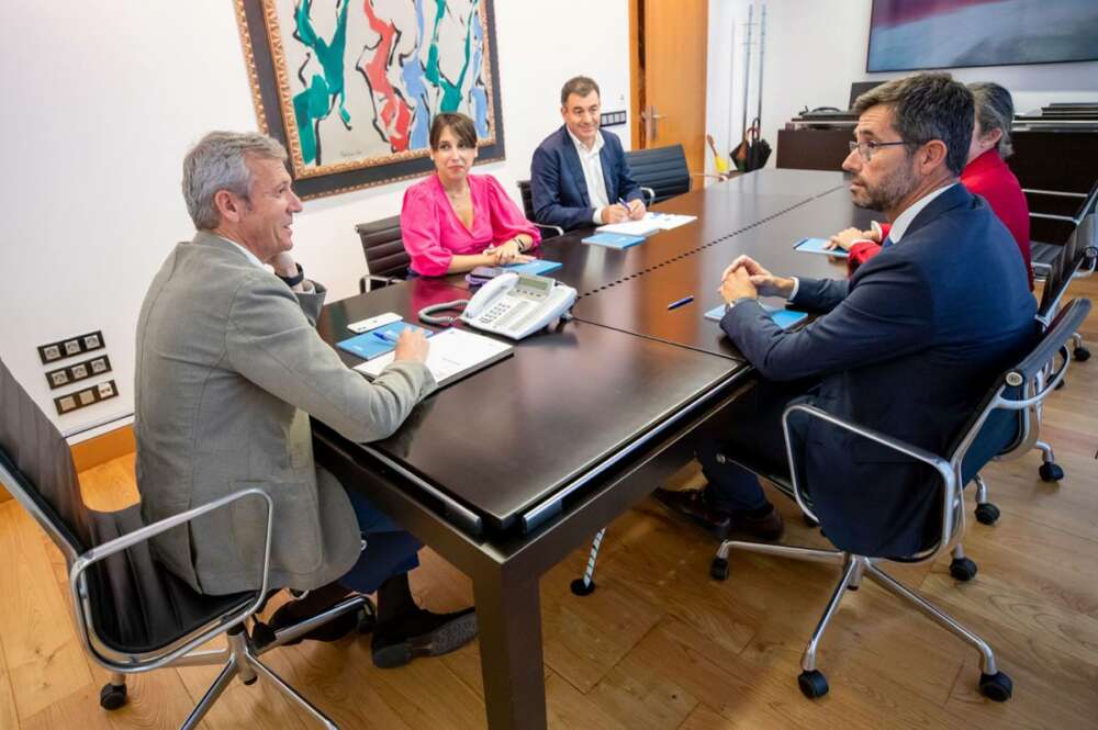 El presidente de la Xunta, Alfonso Rueda; la conselleira de Fomento do Emprego e Igualdade, María Jesús Lorenzana; el conselleiro de Cultura, Educación, FP e Universidades, Román Rodríguez; y representantes de Urovesa