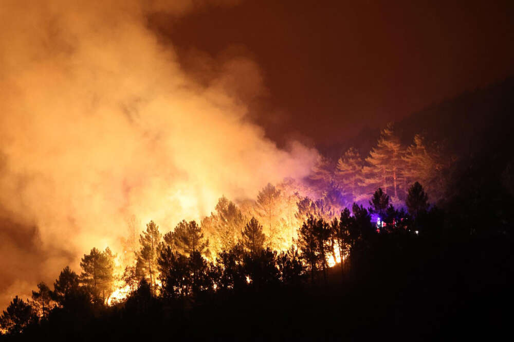 Vista del incendio que arrasa los alrededores de la localidad de Campobecerros