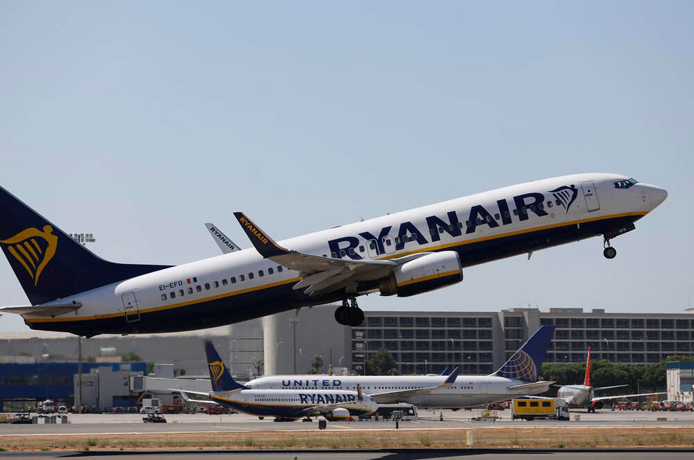 Avión de Ryanair despegando en un aeropuerto