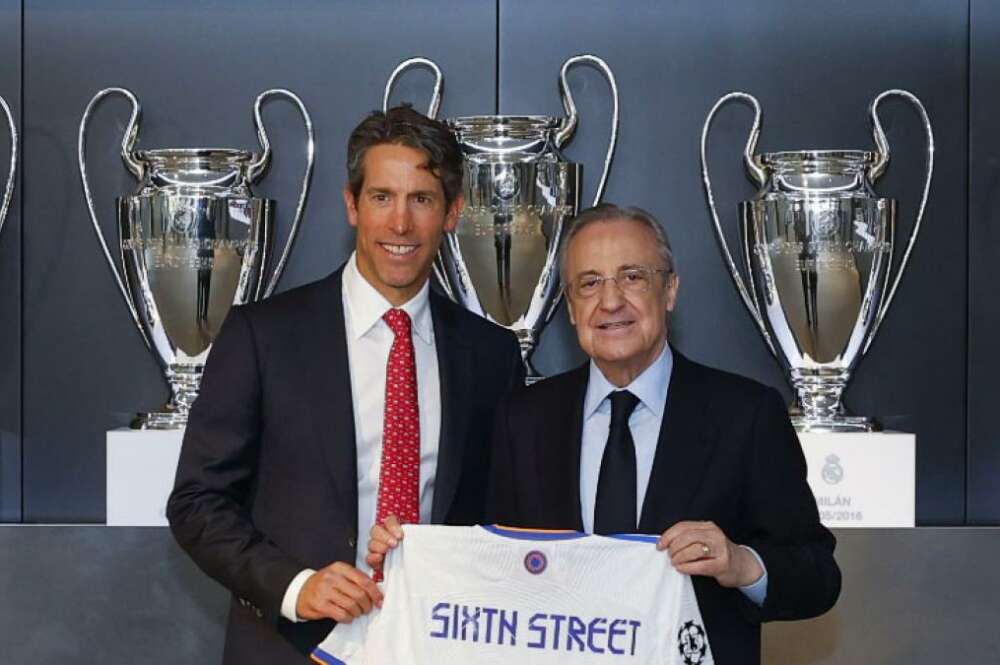 Alan Waxman, consejero delegado de Sixth Street Partners, junto a Florentino Pérez, presidente del Real Madrid