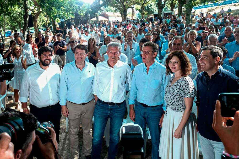 El presidente de la Xunta y del PPdeG, Alfonso Rueda, rodeado por López Miras, Fernández Mañueco, Núñez Feijóo, Díaz Ayuso y Moreno Bonilla