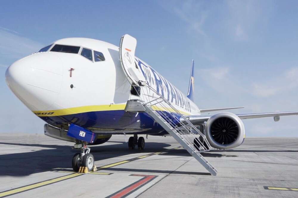 Avión de la compañía irlandesa en la pista de un aeropuerto