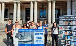 Familiares de víctimas del 'Villa de Pitanxo' se concentran ante la Subdelegación del Gobierno de Pontevedra