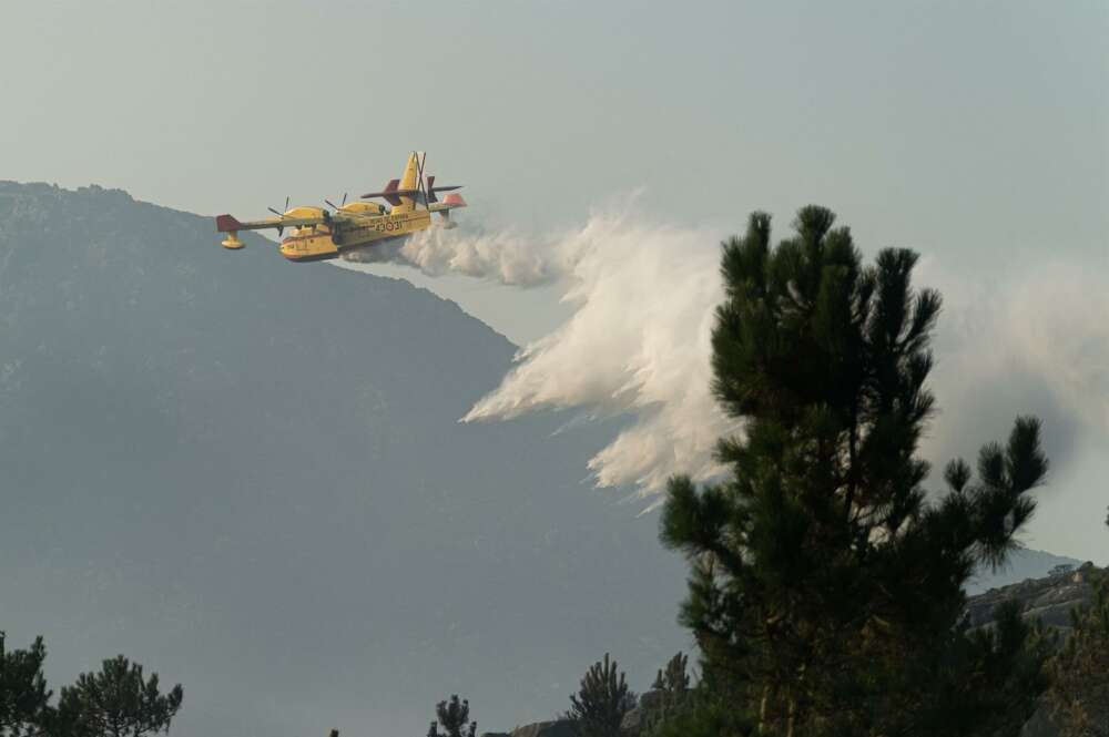 Un avión de extinción de incendios trabaja en Galicia