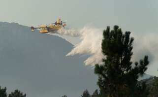 Un avión de extinción de incendios trabaja en Galicia