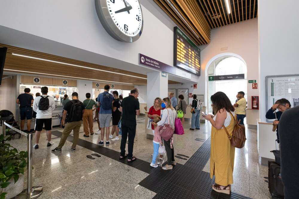 Varias personas hacen cola para adquirir un abono gratuito en la estación de trenes de Santiago de Compostela / Europa Press