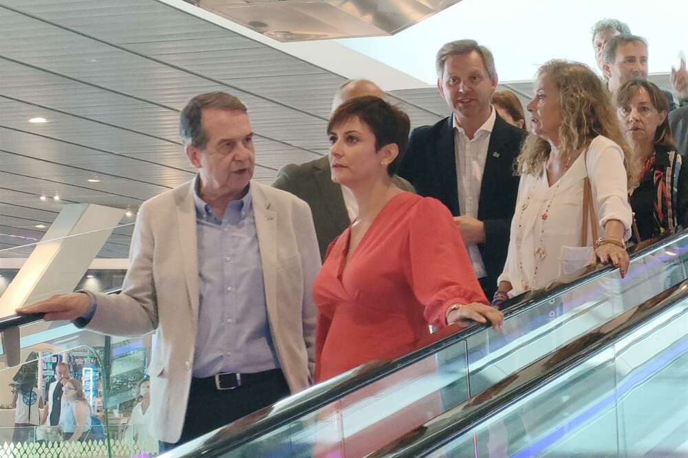 La ministra de Política Territorial y portavoz del Gobierno, Isabel Rodríguez, junto al alcalde de Vigo, Abel Caballero; la presidenta de la Diputación, Carmela Silva; y el delegado del Gobierno en Galicia, José Miñones, en la estación Vialia de la ciudad - EUROPA PRESS