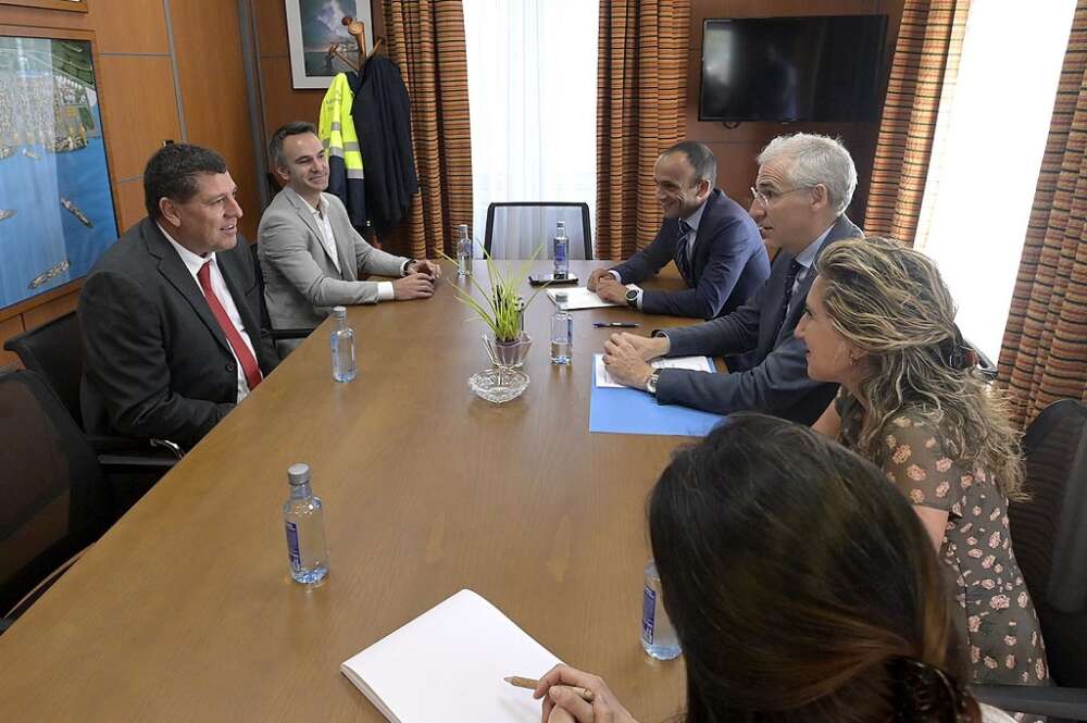 Reunión en el puerto de Ferrol por el proyecto de Sentury Tire