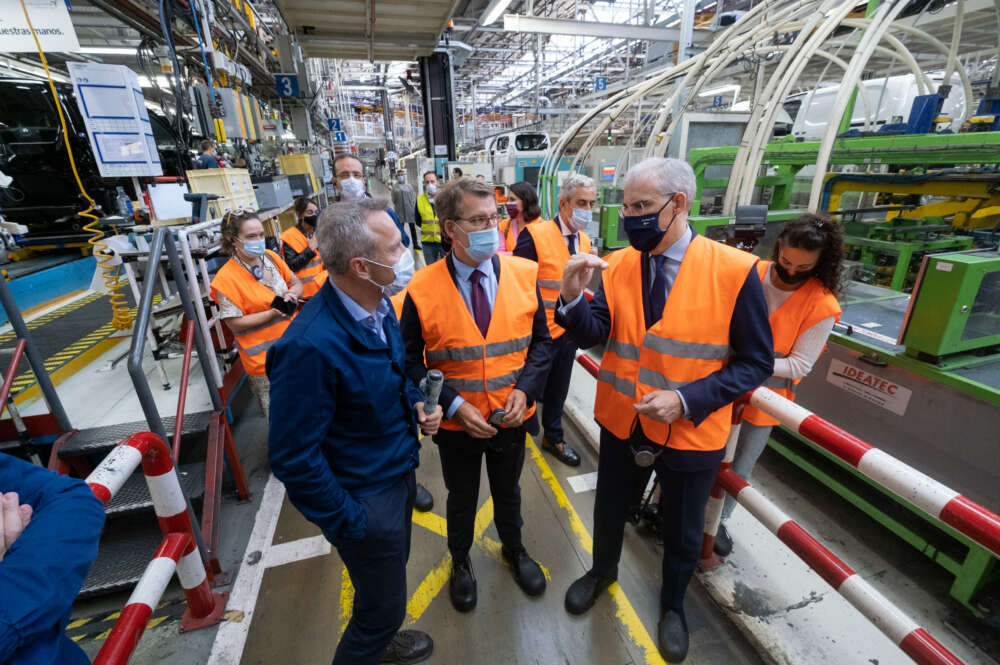 Alberto Núñez Feijóo y el vicepresidente de la Xunta, Francisco Conde, durante una visita a la fábrica de Stellantis en Vigo / David Cabezón