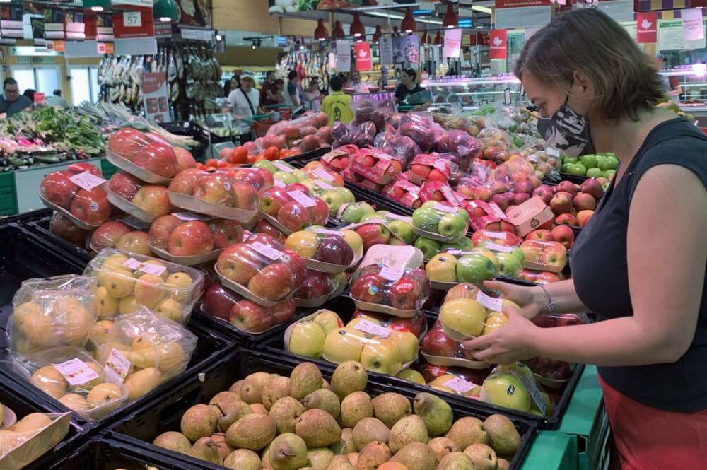 Imagen de archivo de la sección de frutería de un supermercado español. EFE/Víctor Lerena